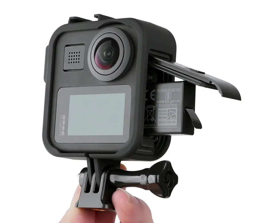 фото возможности извлекать аккумулятор с GoPro Max в рамке